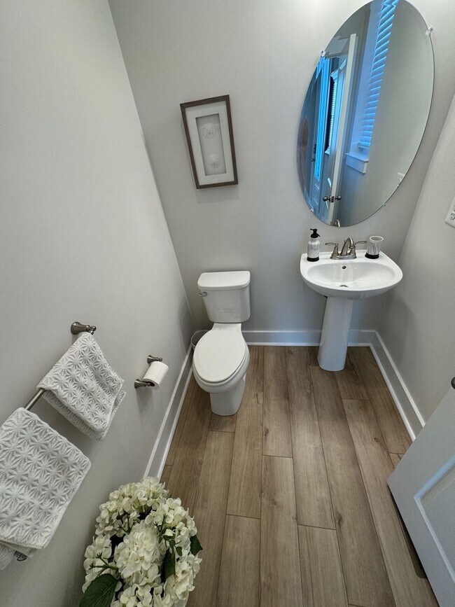 Building Photo - Luxury- water front long term rental!