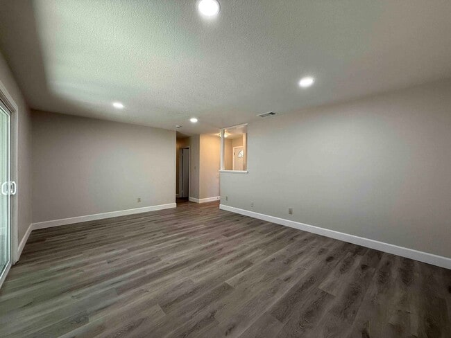 Building Photo - Natomas 4 Bedroom 2 Bath Close to Everything