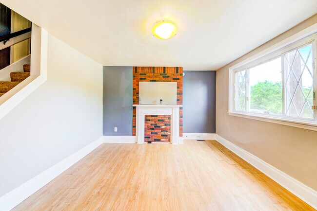 Foto del edificio - Available JUNE 2026  - Beautiful 3+ Bedroom Home w/ City Views!