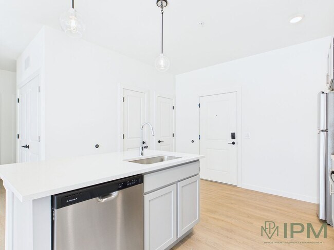 Interior Photo - 98 Penn Place