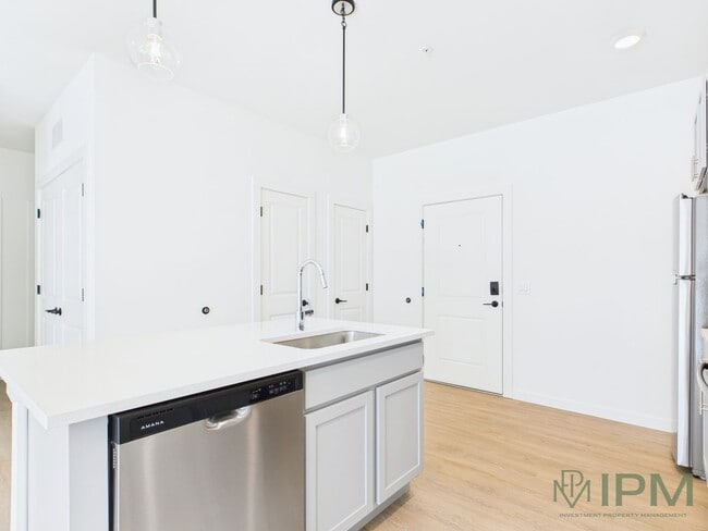Interior Photo - 98 Penn Place