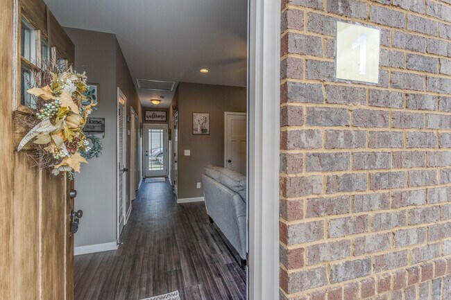 pasillo - 1070 Madison St