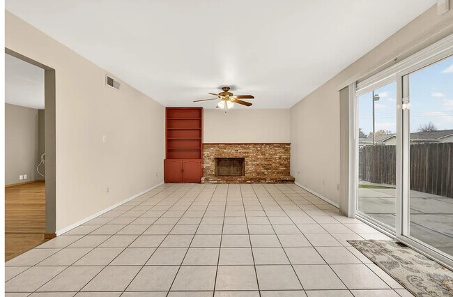 Foto del edificio - FOR RENT