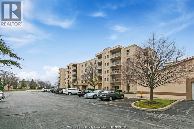 Building Photo - 315 Village Grove Dr