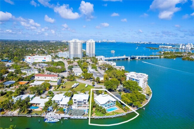 Foto del edificio - 1080 NE Little River Dr
