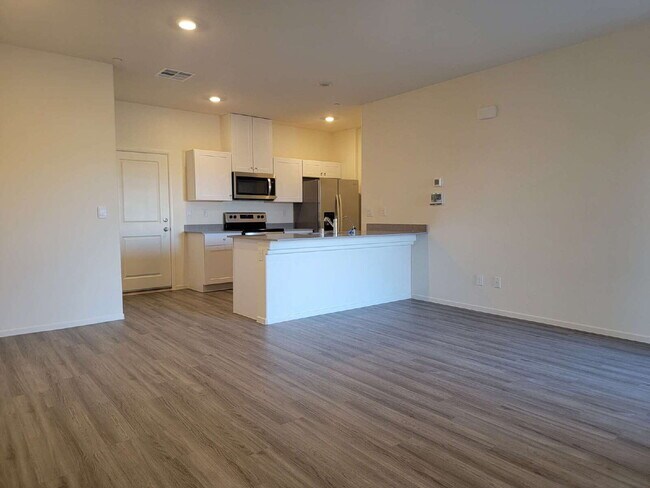 Foto del edificio - Brand New Home Never Lived In 3 bedroom, 2 bathroom, 2.5 bath, 2 Car Garage