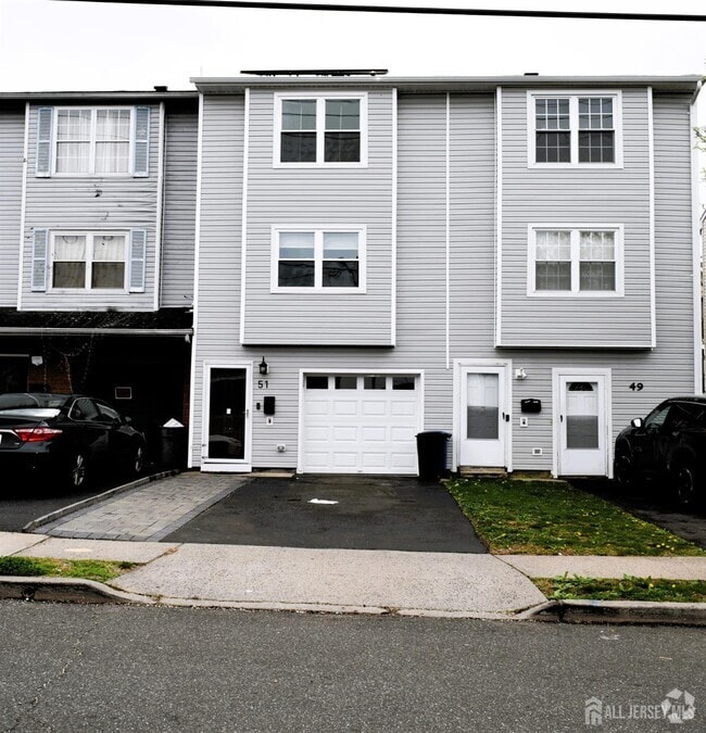 Building Photo - 51 Larch St