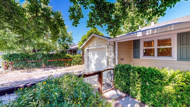 Building Photo - Bright Updated 2 Bedroom, 1 bath Home with...