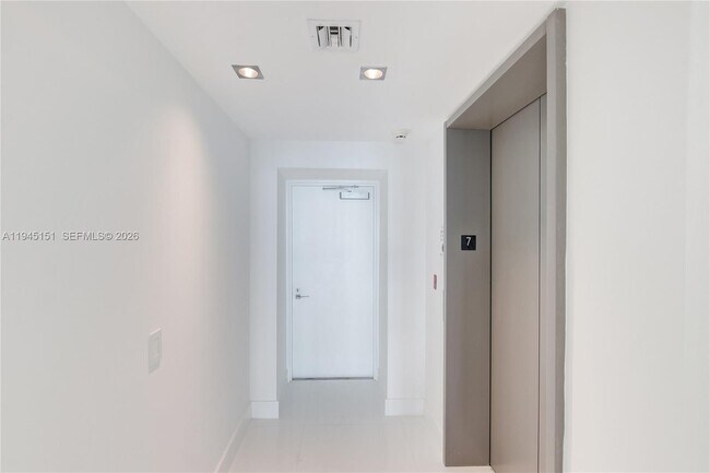 Foto del edificio - 650 NE 32nd St