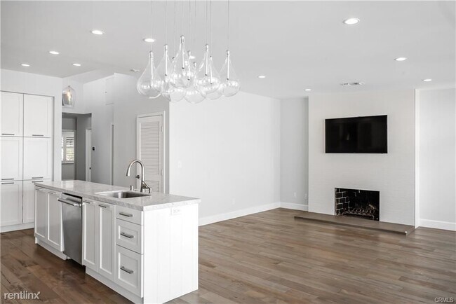 Building Photo - 3 br, 1 bath House - 525 21st St