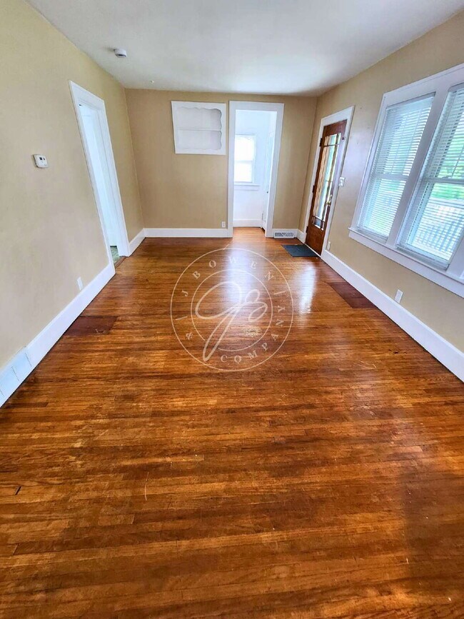 Foto del edificio - Charming 3-Bedroom Home with Spacious Rooms, Garage & Appliances Included!