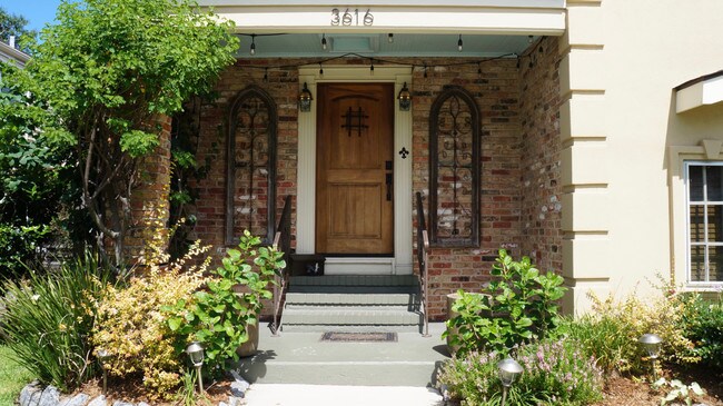 Building Photo - Gorgeous Split Level Home