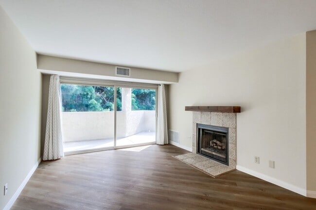 Building Photo - BEAUTIFUL REMODELED 2 BEDROOM, 2 BATH COND...