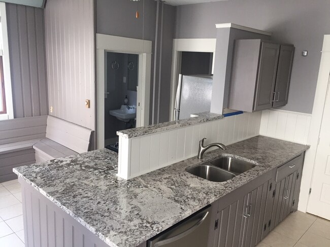 Building Photo - 1076 Ashland Ave