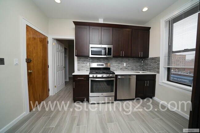 Foto del edificio - RENOVATED TWO BEDROOM BY THE E, M & R IN A...