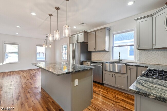 Foto del edificio - 43 Howe Ave