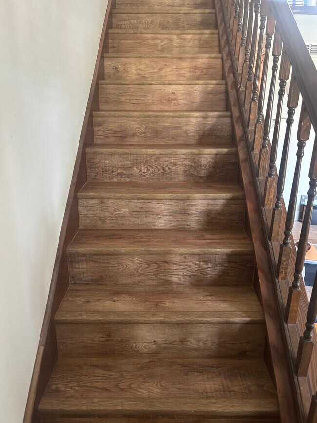 Escalera que conduce a los dormitorios del segundo piso. - 1093 Kelly Creek Cir