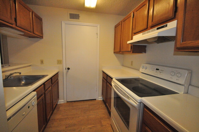 Building Photo - 1 bed/1 bath, 3rd Floor Condo Overlooking ...