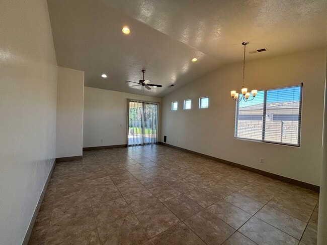 Building Photo - SPACIOUS HOME FOR RENT!