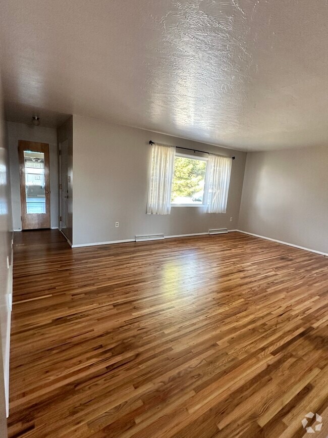 Valley View Homes Apartments for Rent with Hardwood Floors Great Falls, MT 1 Rentals