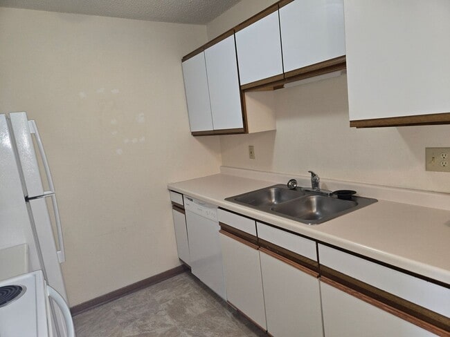 Building Photo - Evergreen Square Apartments