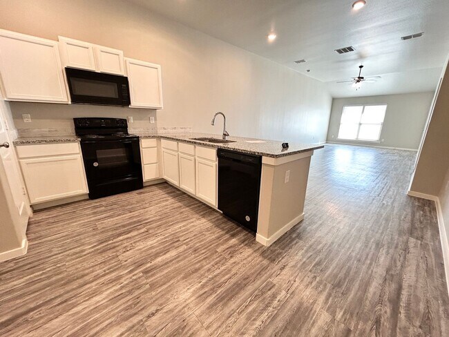 Foto del edificio - 3 bed 2 bath Duplex Available