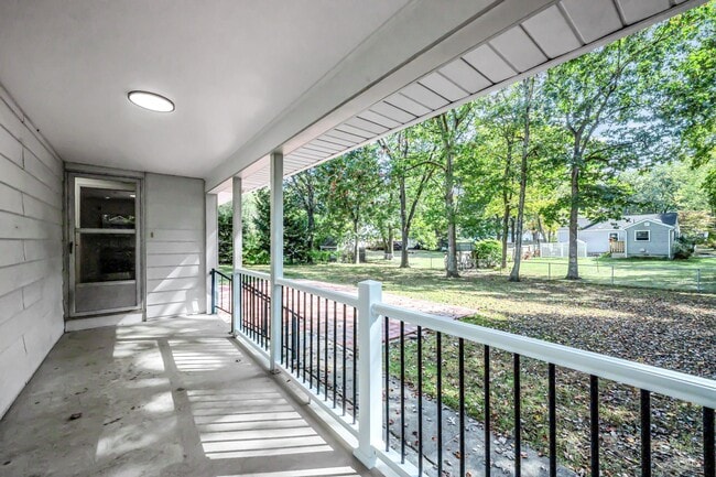 Foto del edificio - 557 Maple Rd