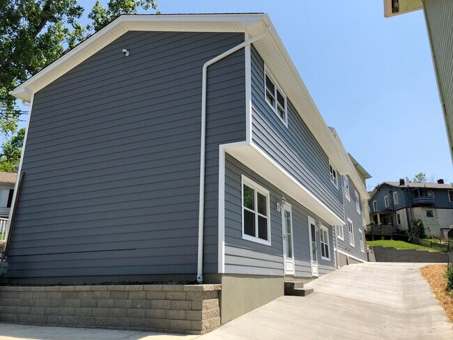 ¡El revestimiento y la piedra nuevos aportan una apariencia renovada al exterior! - 441 West Virginia Ave.