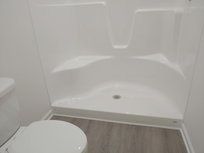 ducha a ras de suelo - 6138 Warren Newcomb Dr