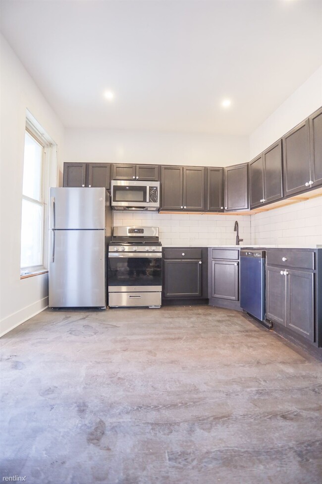 Building Photo - 2 br, 1 bath Condo - 948 W Addison St
