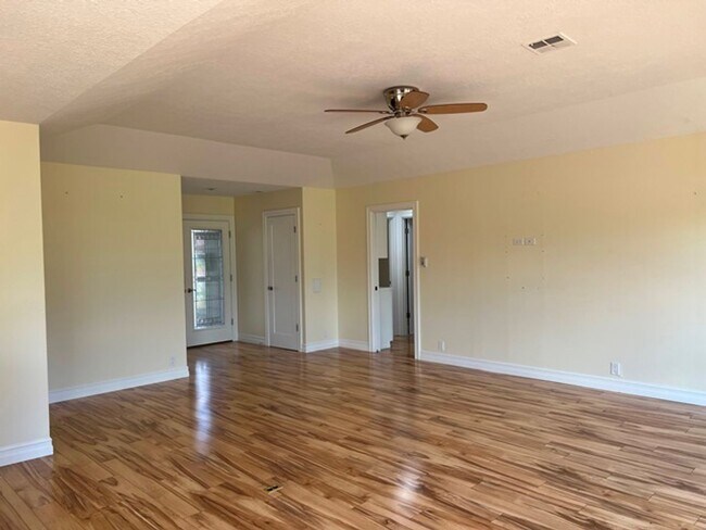 Building Photo - 2Bd/1.5Ba Single Story House - For Viewing!