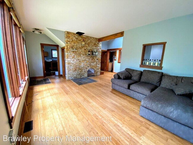 Building Photo - 3 br, 2 bath House - 310 E. 16th St
