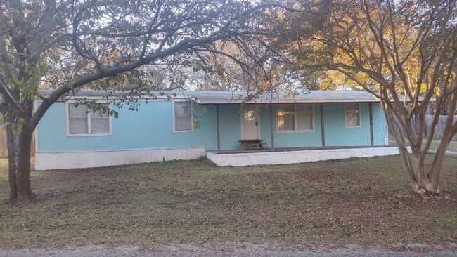 Foto del edificio - Large 4 Bedroom 2 Bath Home in Granbury - Indian Harbor