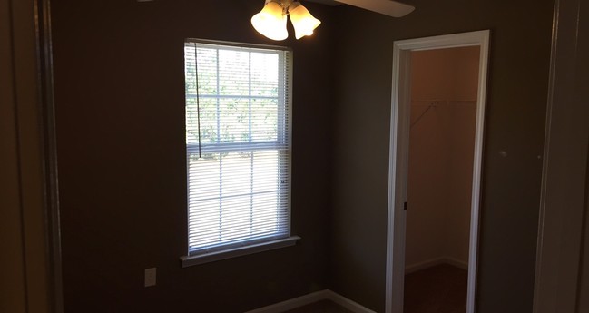 Building Photo - 105 Redrock Ct