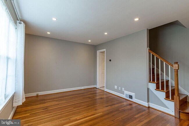 Building Photo - 2730 S Uhle St