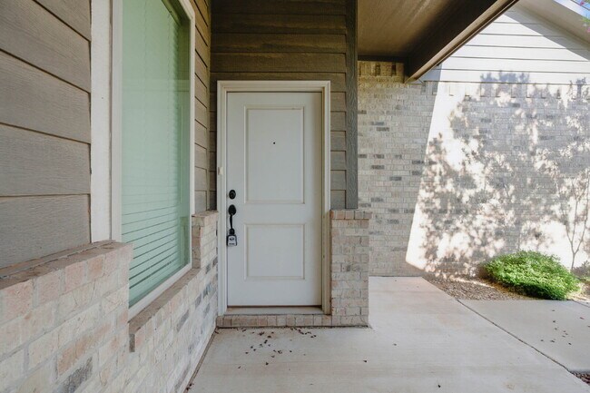 Building Photo - Perfect 2 Bedroom, 2 Bath!