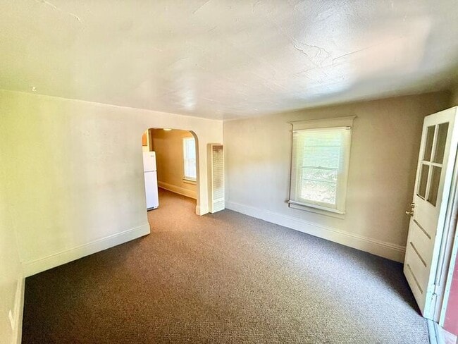 Building Photo - Best Kept Secret! Great Price On This Wond...