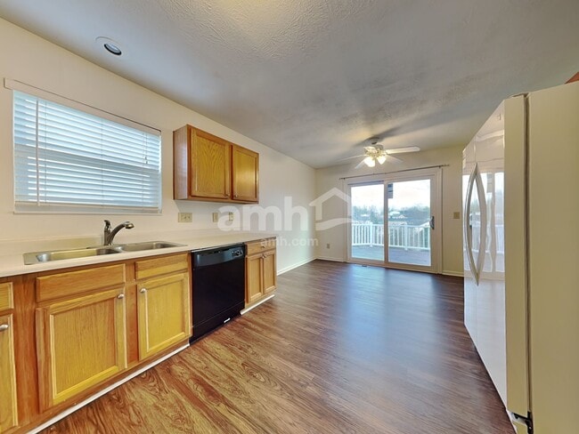 Foto del edificio - 6312 Satin Wood Dr