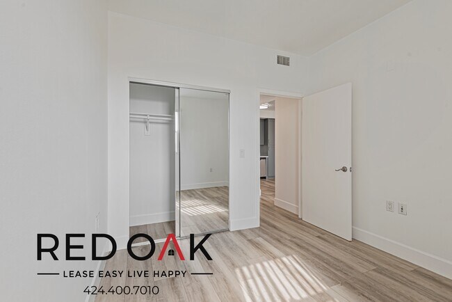 Foto del edificio - 5837 W Sunset Blvd