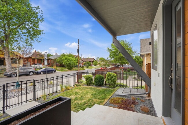 Foto del edificio - $3,840.95 - 3 Bed, 2.5 Bath Townhome In Denver with Central AC and Outdoor Space!