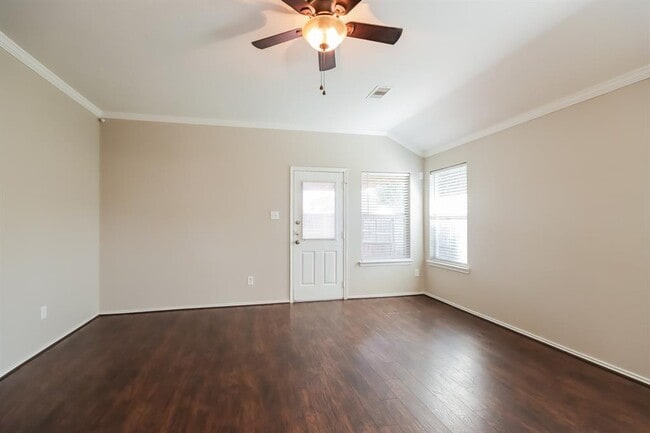 Building Photo - 415 Crosby Village Dr
