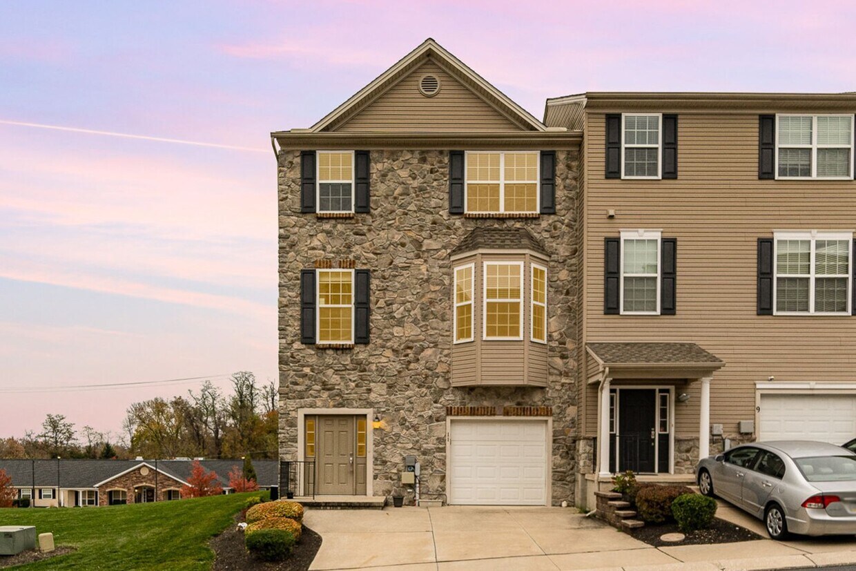 Primary Photo - Welcome to this charming 3-bedroom, 2.5-ba...