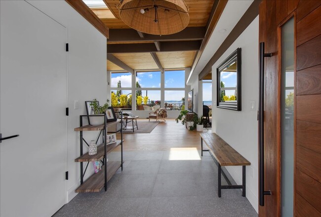 Building Photo - 4Bd/3.25Ba Shoreline House