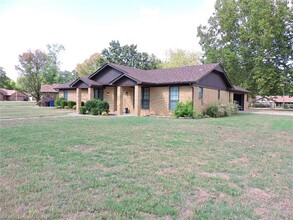 Building Photo - 8617 Meadow Dr
