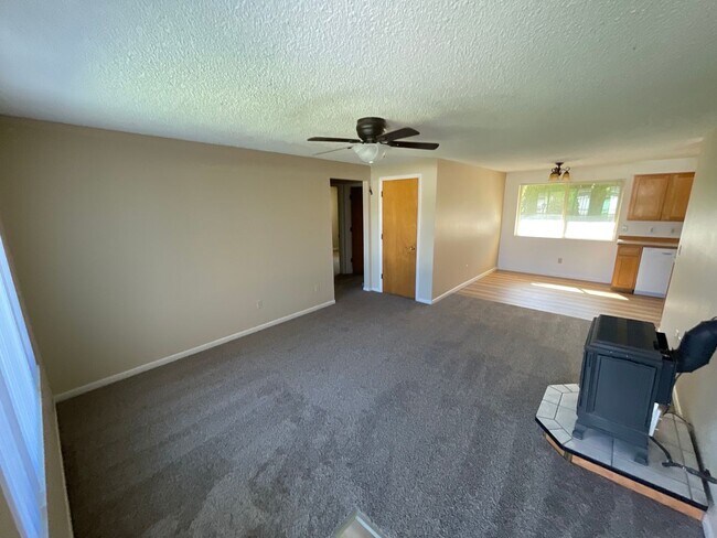 Building Photo - 2452 SW Wickiup Ave