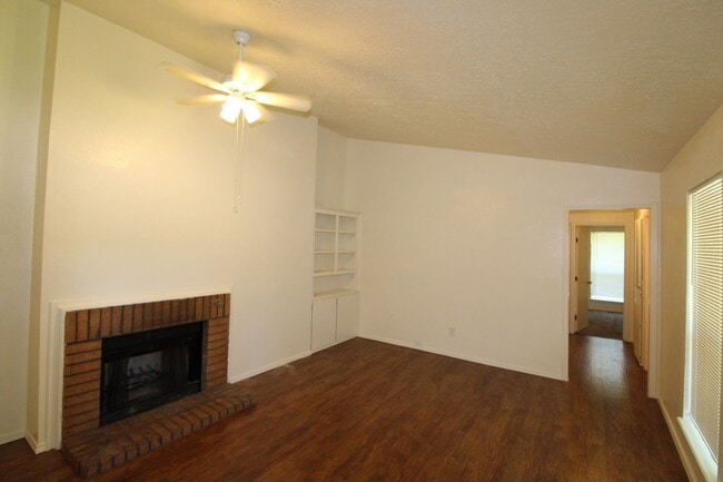 Building Photo - 211-213 Skylark Ct