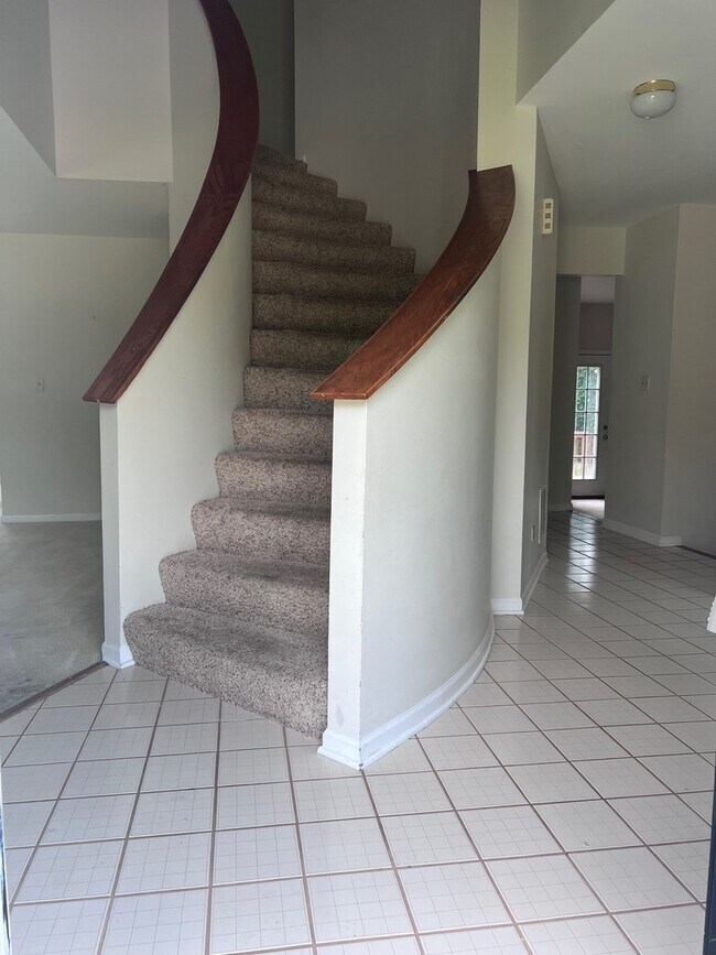 Building Photo - 680 Edinburgh Ln
