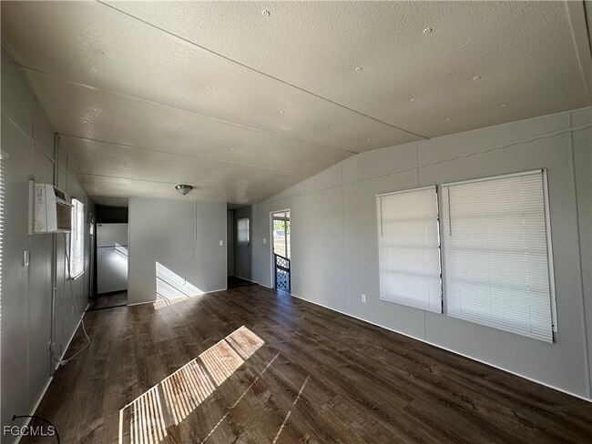 Foto del edificio - 7891 Suncoast Dr