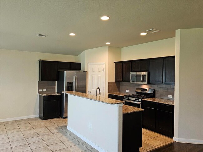 Building Photo - 423 Langely