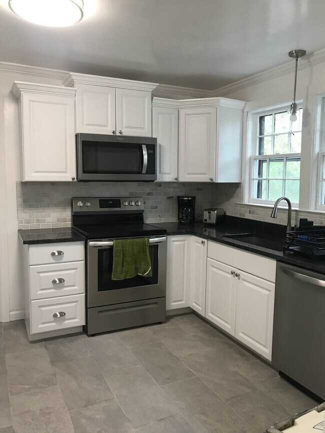 Building Photo - 4012 Meadow Rd